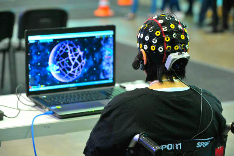 Çinli alimlərdən İLK: İflic olan kişinin kəlləsinə...