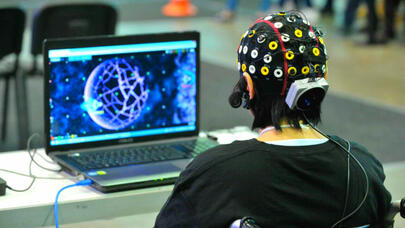 Çinli alimlərdən İLK: İflic olan kişinin kəlləsinə...