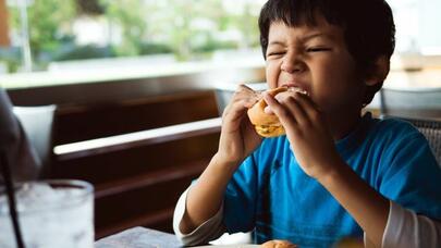 Pediatr: "Manqurt kütlə formalaşacaq, ağzında fastfud, əlində telefon"