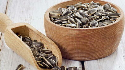 Həkim: "Onları ovuc-ovuc yemək lazım deyil"