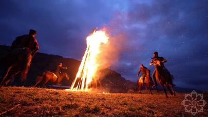 Qarabağ atları Malıbəylidə tonqal ətrafında dövrə vurdu - FOTO/VİDEO