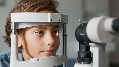 Milyonlar üçün ümid işığı: Anadangəlmə kor uşaq görə bildi