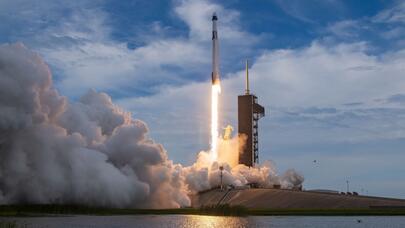 “SpaceX” daha 23 internet peykini orbitə çıxardı