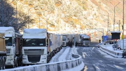 Rusiya-Gürcüstan sərhədində nə baş verir? - 3 minə yaxın yük maşını...