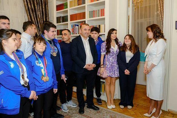 Leyla Əliyeva AAA-nın idmançı uşaqları ilə görüşdü - FOTO