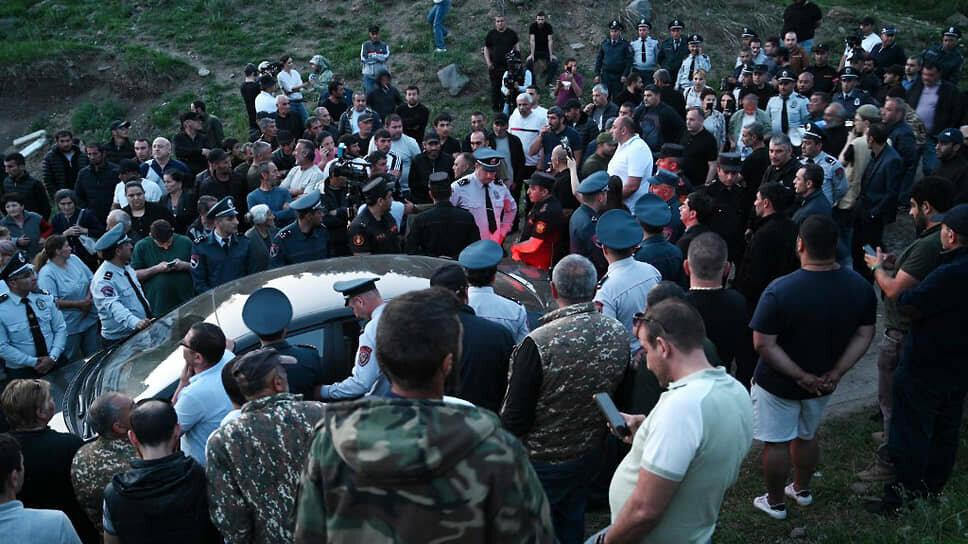 Ermənistanda GƏRGİNLİK: hərbçilər etirazçıların tərəfinə keçdilər