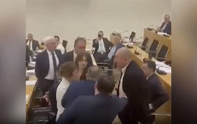 Parlamentdə dava: deputat həmkarını butulka ilə vurdu - VİDEO