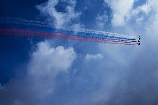 Pilotlar Fransa səmasını Rusiya bayrağının rənglərinə BOYADILAR
