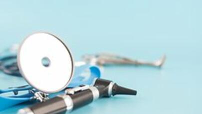 Allergiyadan şikayət edən qadının burnundan görün nələr çıxdı