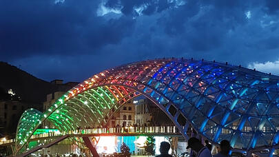 Tbilisidə teleqüllə və “Sülh körpüsü” Azərbaycan bayrağının rəngləri ilə işıqlandırıldı - FOTO