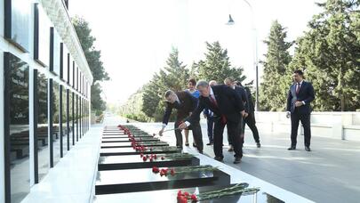 Əziz Sancar Şəhidlər Xiyabanını ziyarət etdi - FOTO