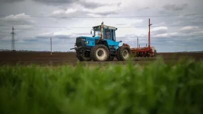 Fiziki əməyə son: Süni intellektə malik ilk traktor təqdim edildi