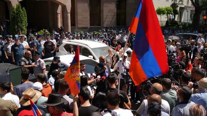 Paşinyanın əleyhdarları parlament binasına çatdılar