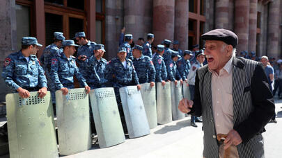 İrəvan YENİDƏN QARIŞIR: polis hökumət binasını mühasirəyə aldı