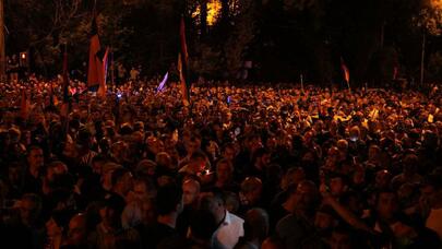 İrəvanda GƏRGİN GECƏ: etirazçılar iki qrupa bölündülər - CANLI