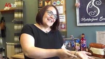 Azərbaycanda corab biznesi quran amerikalı qadın: "Bakıda maşın sürmək..." - VİDEO