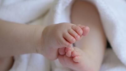 Uşağını sanitar qovşaqda öldürməyə cəhd edən ana: "Çimizdirmək istəyirdim"