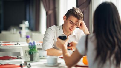 Gənc oğlan sevdiyi qıza yuxu dərmanı verdi, cinsi əlaqədə oldu, sonra isə... -  Şok təfərrüat