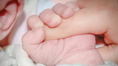 52 yaşlı ana xəstə qızının əvəzinə uşaq doğdu