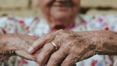 100 yaşlı qadının uzunömürlülüyünün sirri bu içkdir?