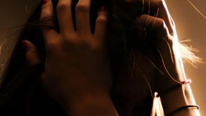 Qadın həyat yoldaşını güldanla ÖLDÜRDÜ - VİDEO