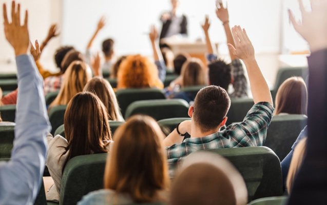 Varlı tələbələr kasıb ailədən olanları ələ salır: Universitet rəhbərliyi müraciət etdi