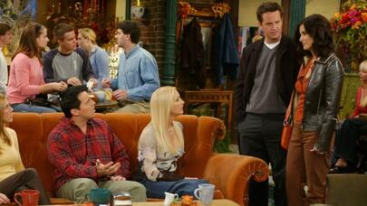 Məşhur serialdakı divan hərraca çıxarılır