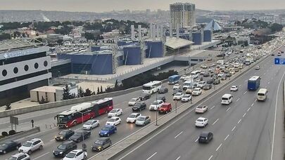 Paytaxt yollarında tıxac yarandı - SİYAHI