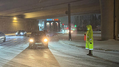 Polislər qarlı gecədə iş başında - FOTO/VİDEO