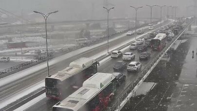 Avtomobillər sürüşür: tıxac yarandı - Foto