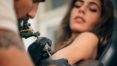 Çiyninə bu tatunu etdirən jurnalist tənqid atəşinə tutuldu - Foto