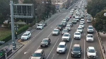 Paytaxt yollarında tıxac yarandı - SİYAHI