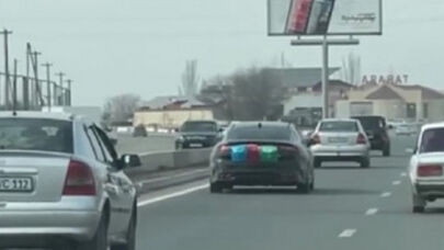 İrəvanda maşınından Azərbaycan bayrağı asdı - Video