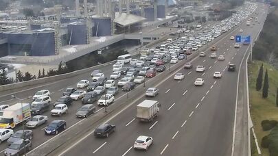 Paytaxt yollarında tıxac yarandı - SİYAHI