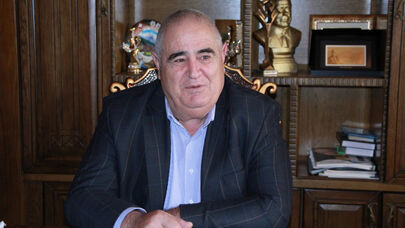 Şərurlu İsfəndiyar: "Hərfləri tanımıram, alimlər işləyir, pullar da gəlir" - VİDEO