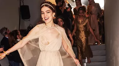 Qazaxıstanlı model "Louis Vuitton"u ikinci dəfə fəth etdi - FOTO/VİDEO