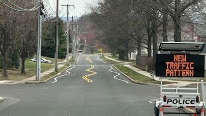 Küçəni “yarış yolu”na çevirənlərlə qeyri-adi mübarizə: dalğalı yol nişanları çəkildi - FOTO