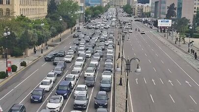Paytaxt yollarında tıxac yarandı - SİYAHI