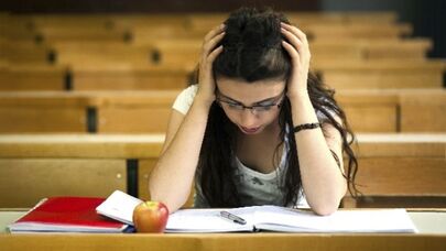 Ekspertdən sərt tənqid: Öz fənnindən xəbərsiz olan adam sinif otağında nə danışıb?