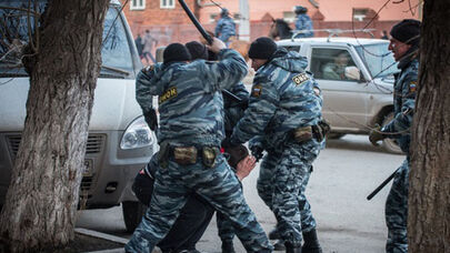 Yekaterinburq hadisəsinin detalları ilk dəfə açıqlandı: Qətl, kişi və qadınlara işgəncə, 70 nəfərin həbsi...