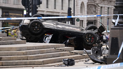 Londonda avtomobil məşhur fəvvarəyə çırpıldı - FOTO