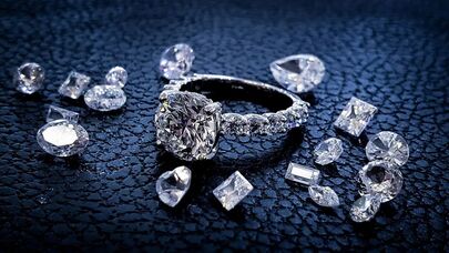 Bakıya gələn şəxsdə külli miqdarda brilyant TAPILDI