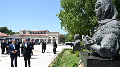 Güllələnmiş heykəllərə baxdılar - FOTO