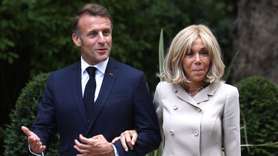 Tramp Makronu ələ saldı: Həyat yoldaşının çənəsinə vurduğu yumruqdan sonra...