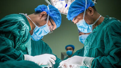 İlk dəfə donuzun ağciyəri insana transplantasiya edildi