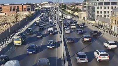 Paytaxt yollarında tıxac yarandı - SİYAHI