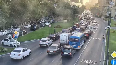 Paytaxt yollarında tıxac yarandı - SİYAHI