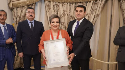 Nazir Afaq Bəşirqızına ordenini təqdim etdi - FOTO