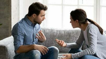 Qısqanclıq cinayəti: Qonşu kişi ilə intim fotoları olan qadın ölkədən getdi, əri isə...