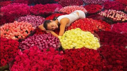 19 yaşlı sevgilisinə 15 min qızılgül HƏDİYYƏ ETDİ - FOTO
